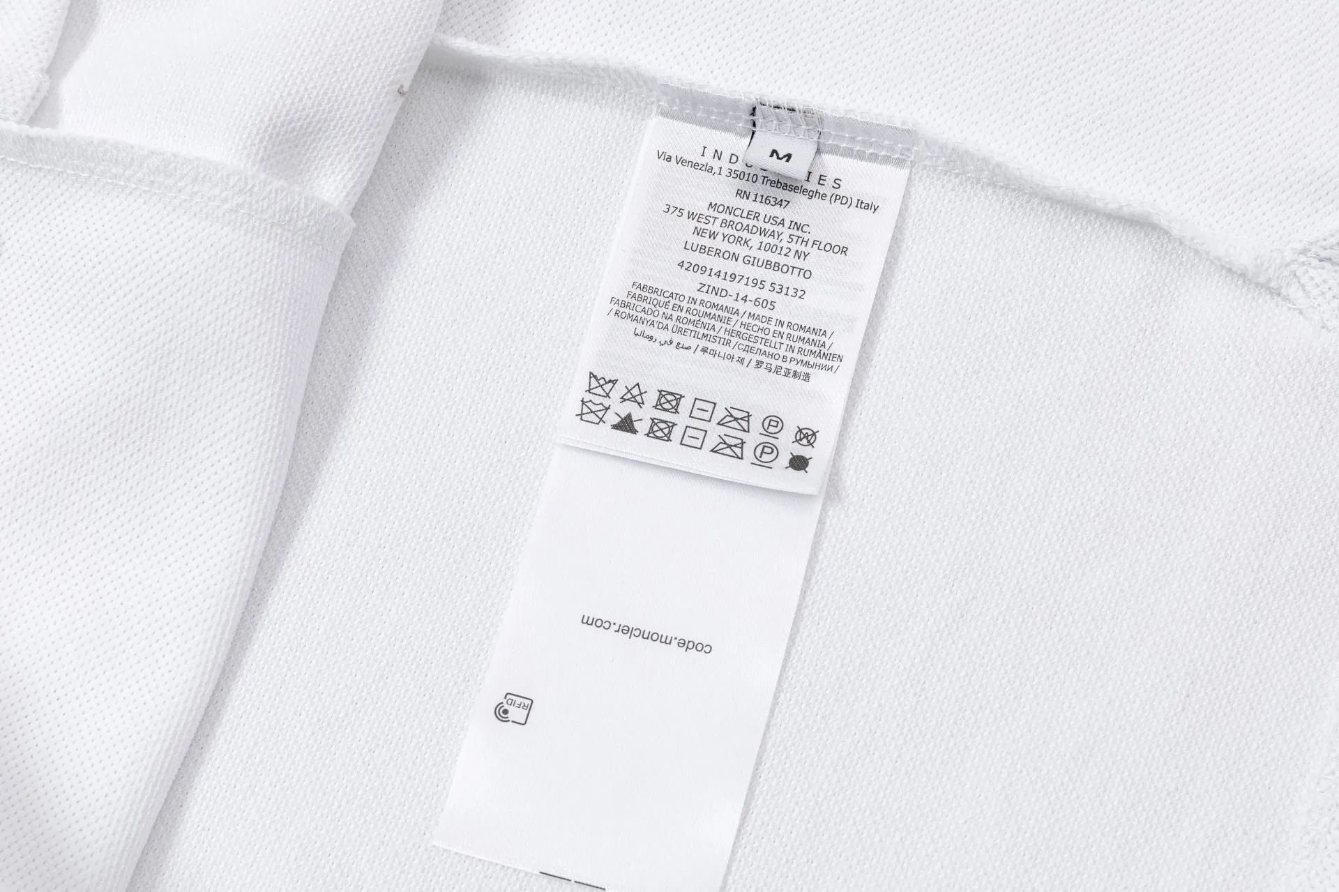 MONCLER POLO Polo ， 。Classic ， Moncler 。 ： Moncler 、 、 、 、 、 。 。 ：Black White Size：MLXLXXL